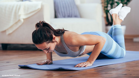 Frau macht Liegestütz beim HIIT Training