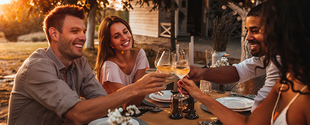 Freunde stoßen bei veganem Dinner an