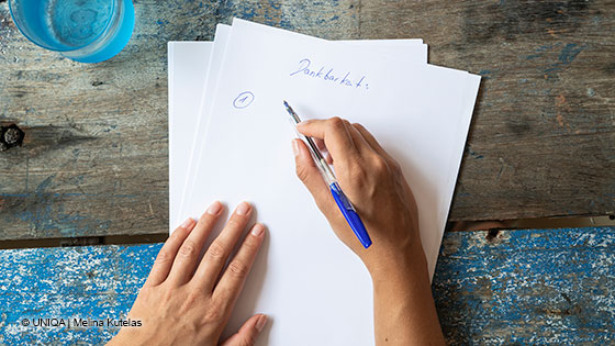 frau schreibt dankbarkeitsliste