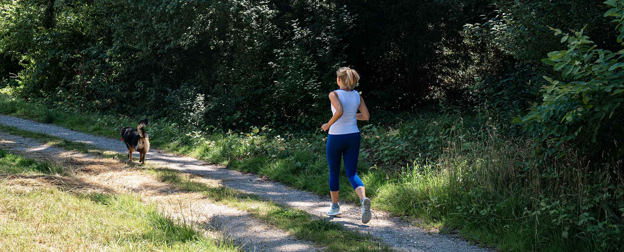 frau joggt in park