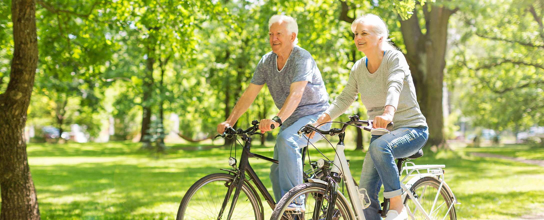 aelteres paar beim radfahren