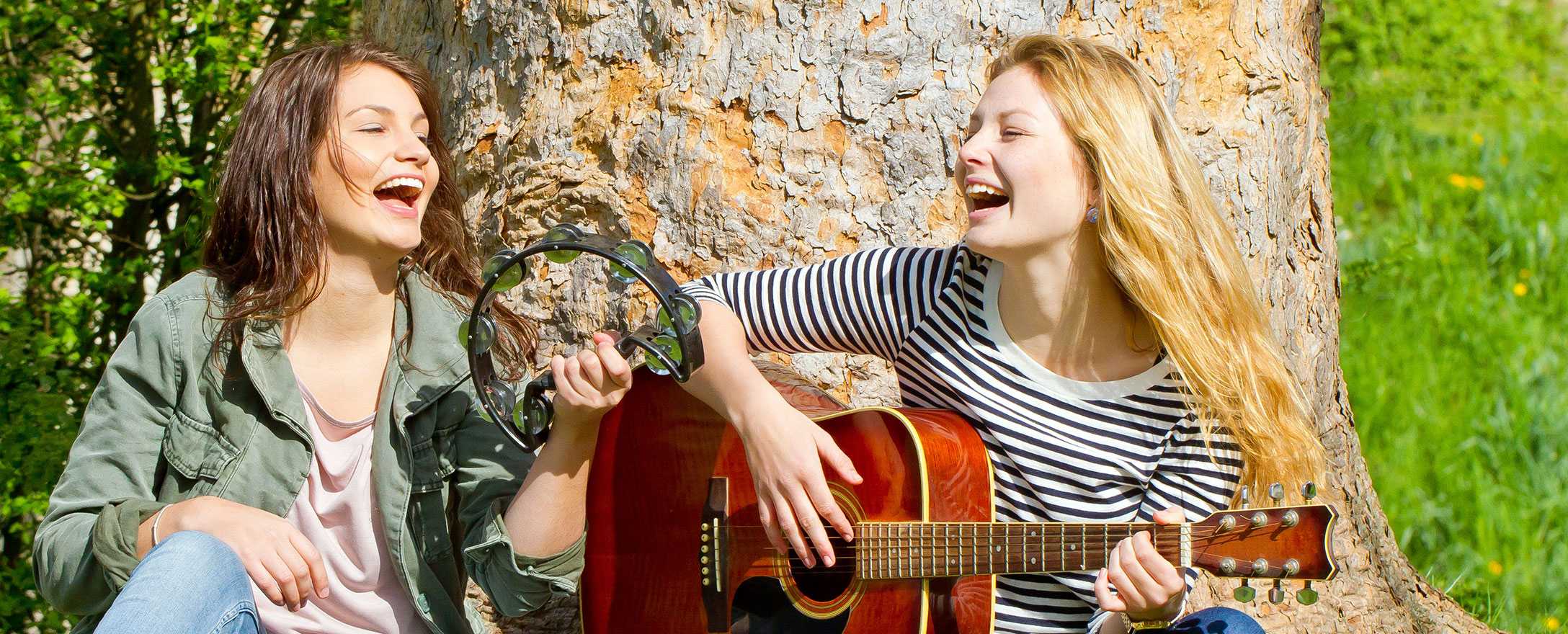 zwei frauen musizieren in park