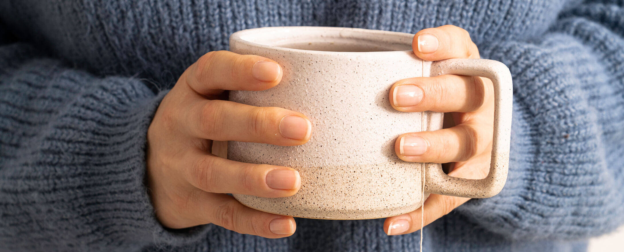 Hände halten eine Tasse Tee