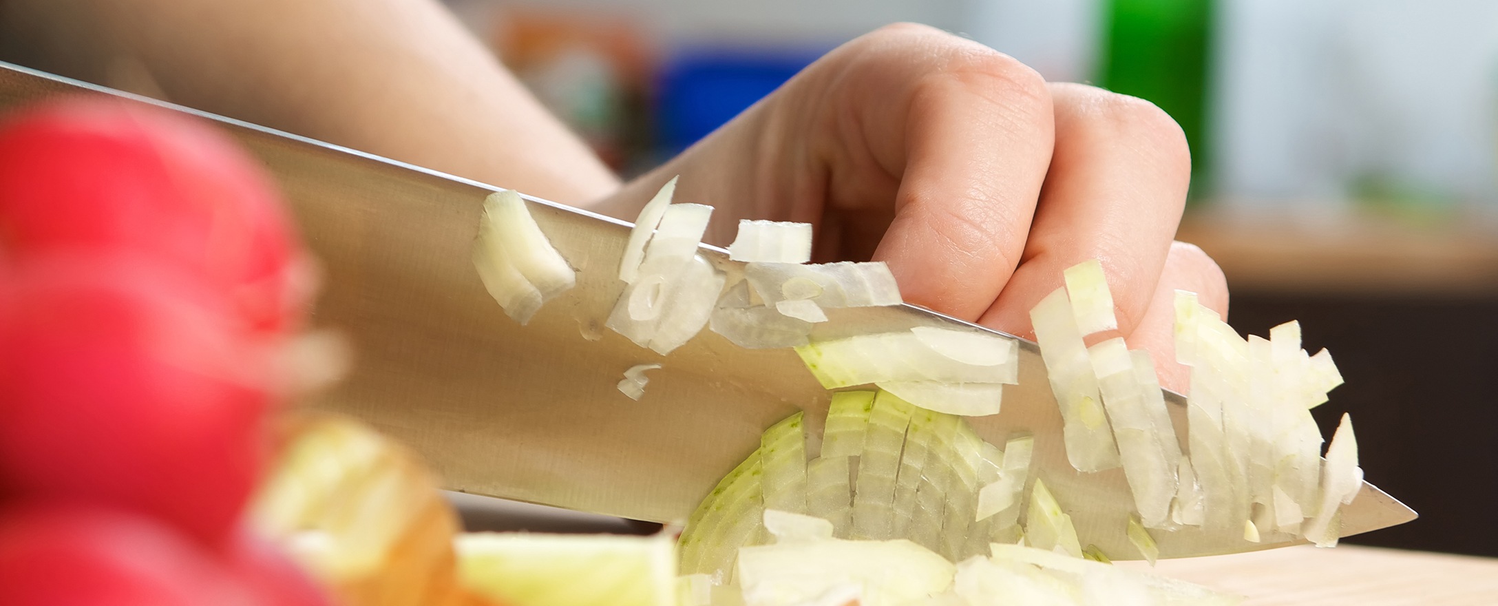 hand schneidet zwiebel