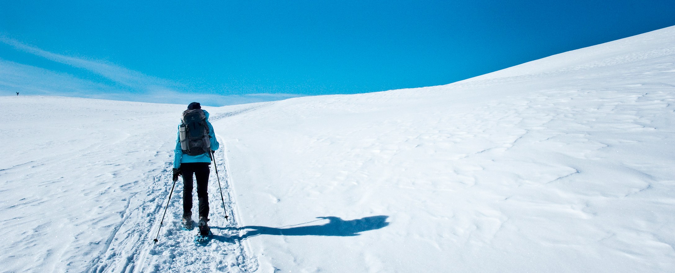 person alleine im schnee