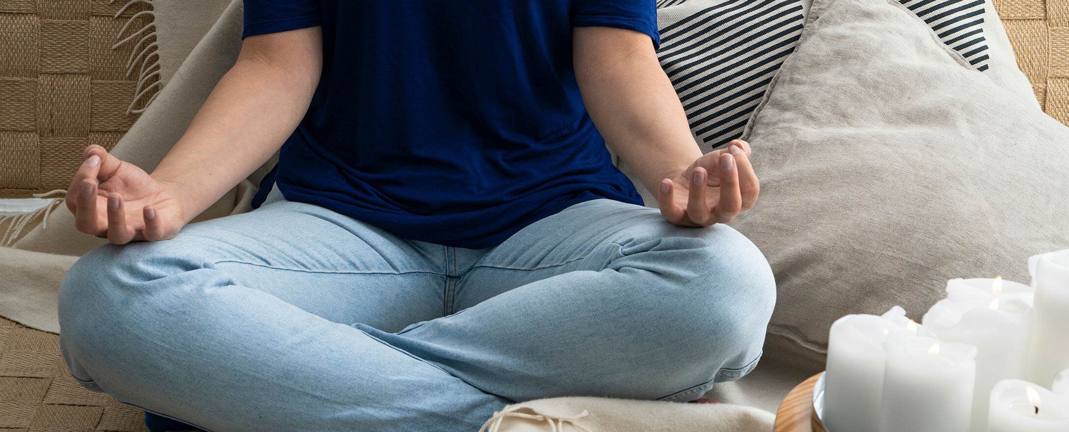 frau meditiert auf couch