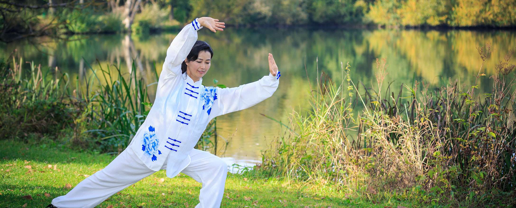 frau am see macht qi gong uebungen