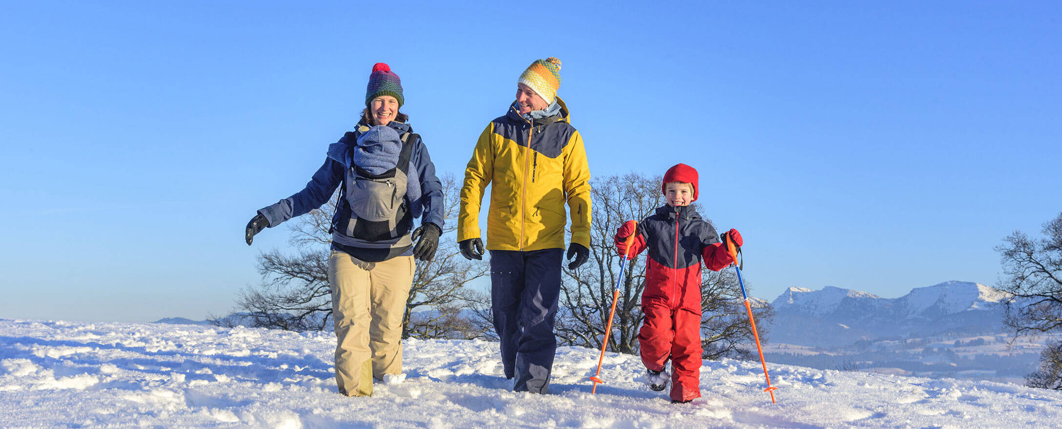 familie geht spazieren im schnee