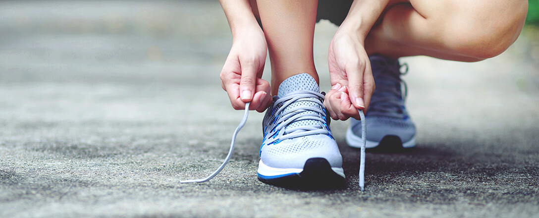 Sportschuhe binden fürs Training