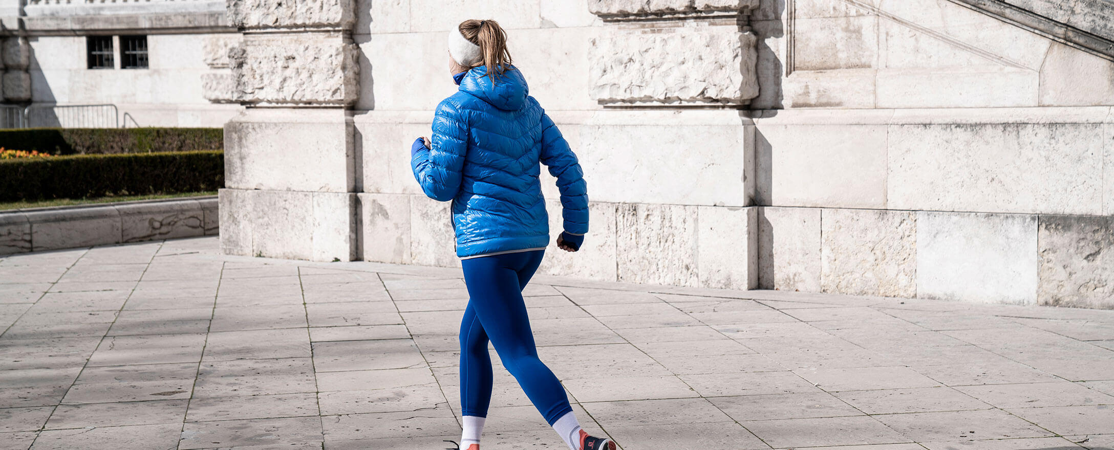 Frau joggt im Burggarten