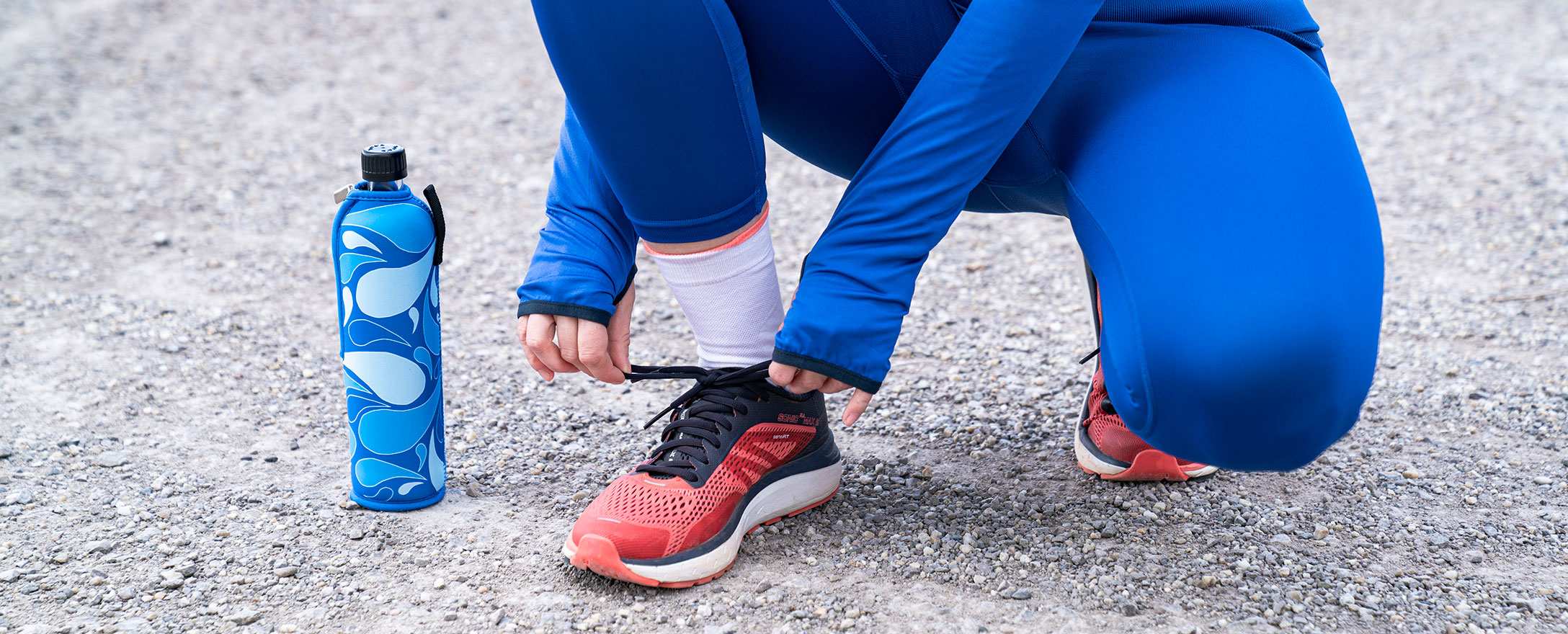 frau bindet sich schuhe zu