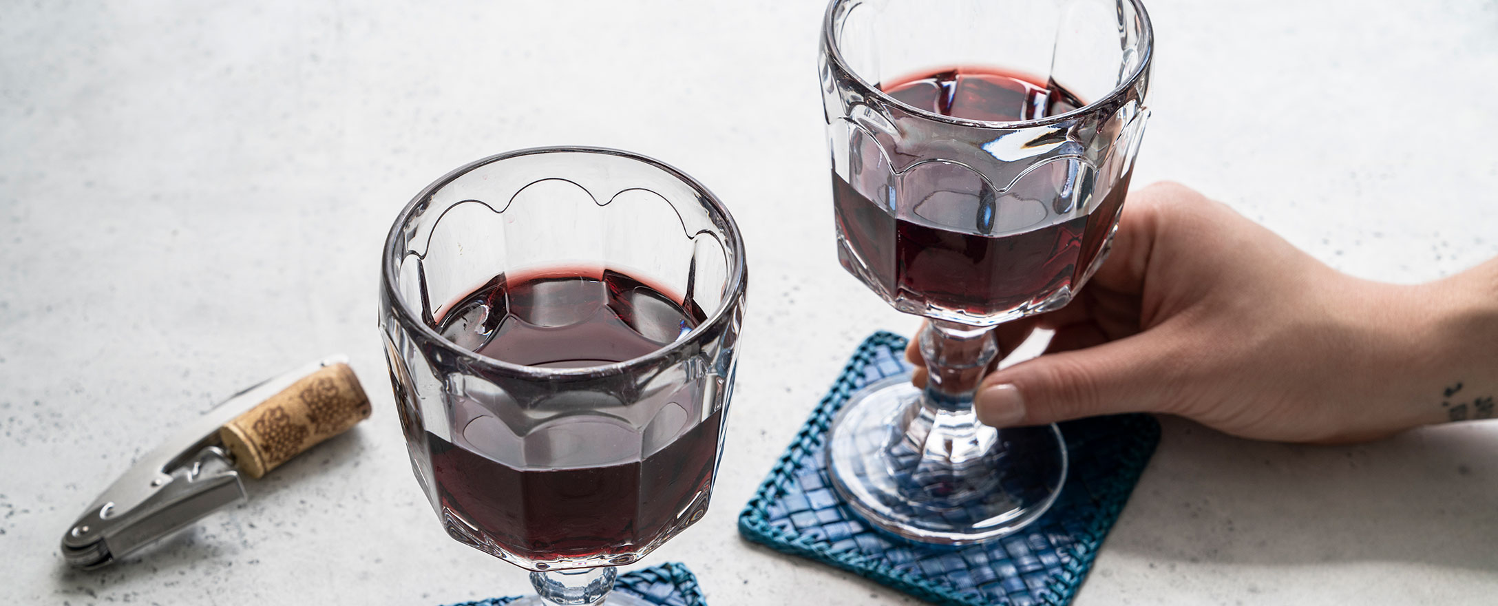 hand glas mit rotwein