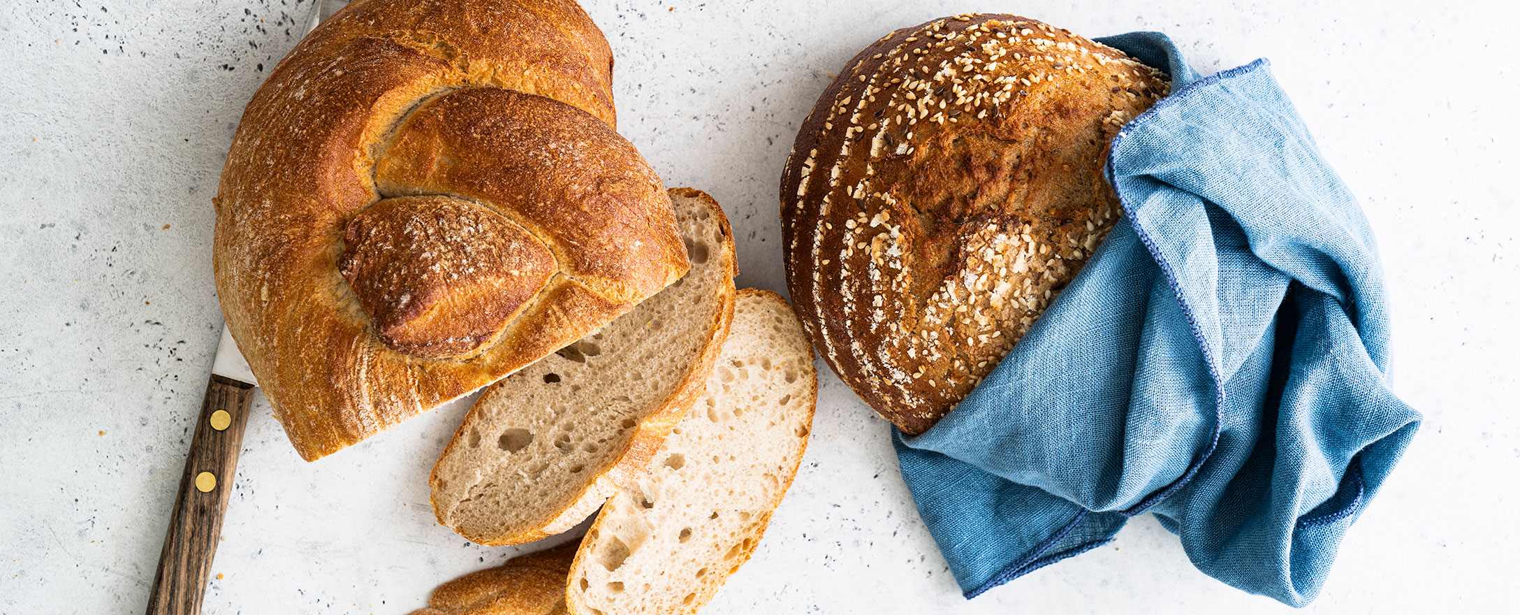 brot aus weizen  in blauem tuch