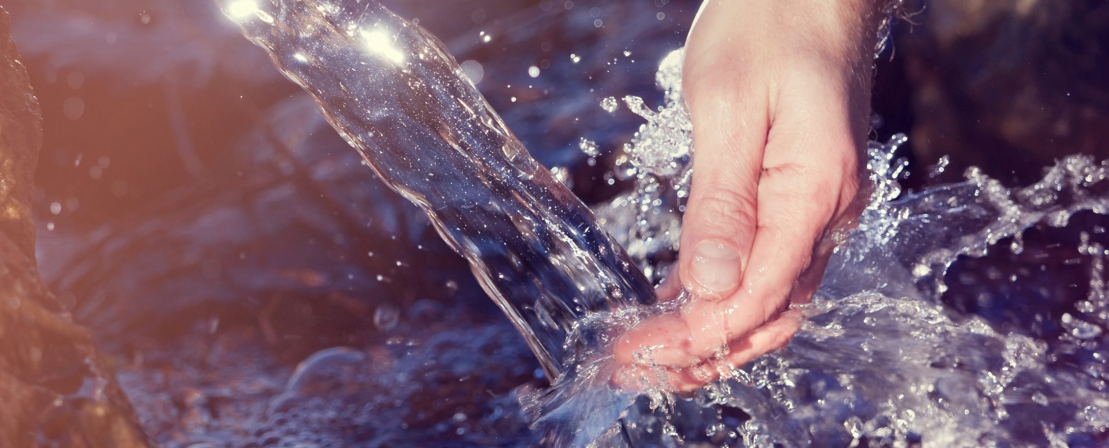 Hand mit Wasser