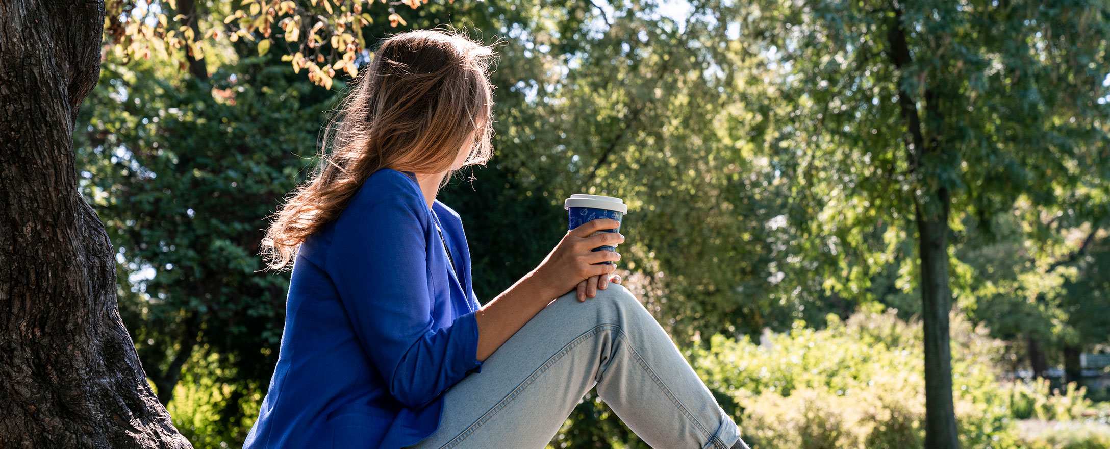 Frau entspannt in der Natur