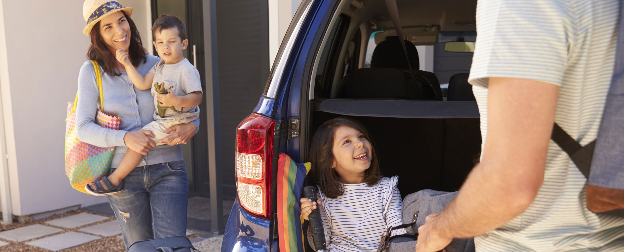 Familie mit Kindern bei Auto