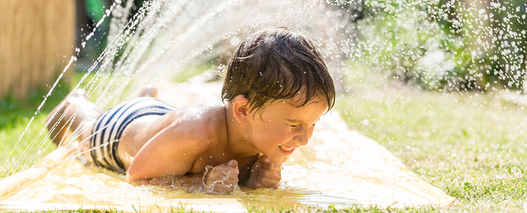 Bub auf Wasserrutsche