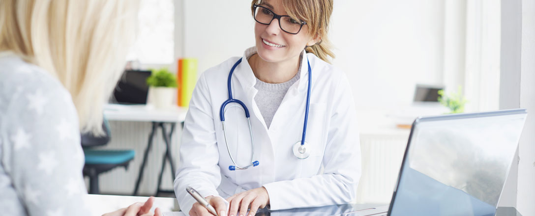 Ärztin im Gespräch mit Patientin