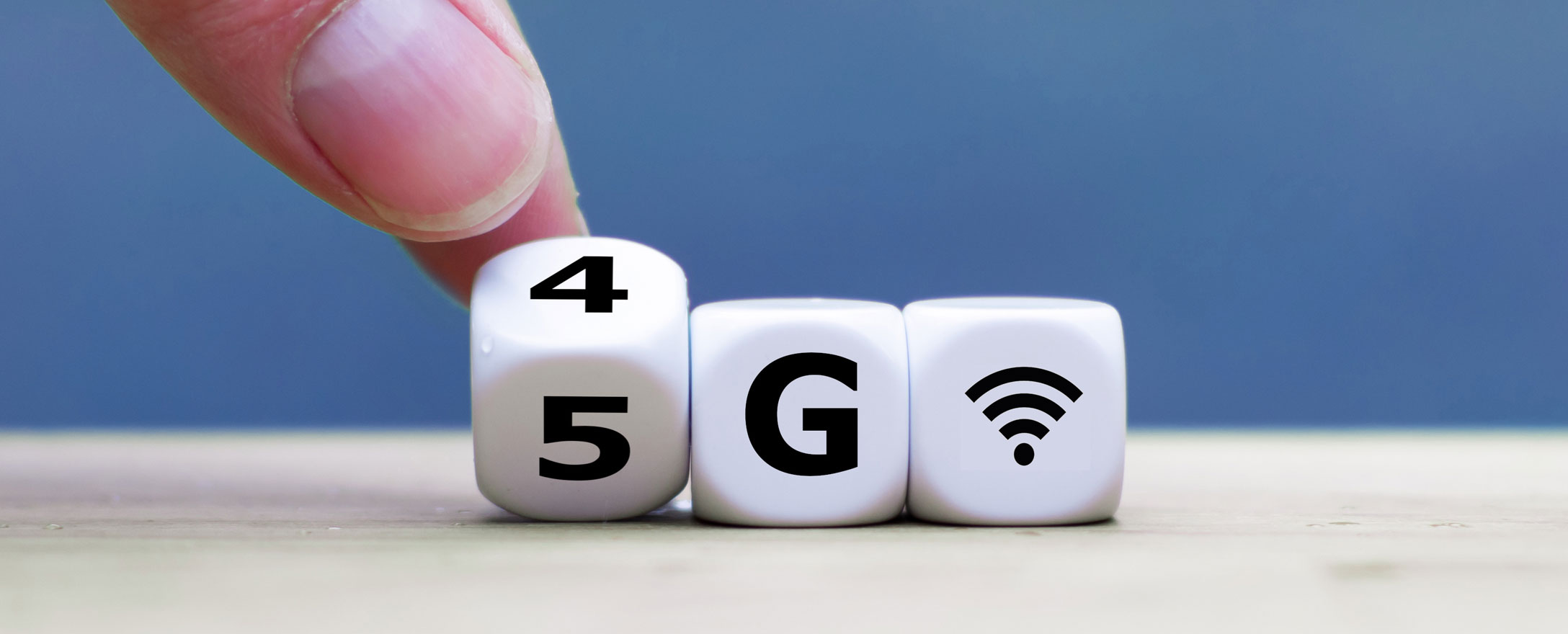 Würfel mit 5G Beschriftung und Hand