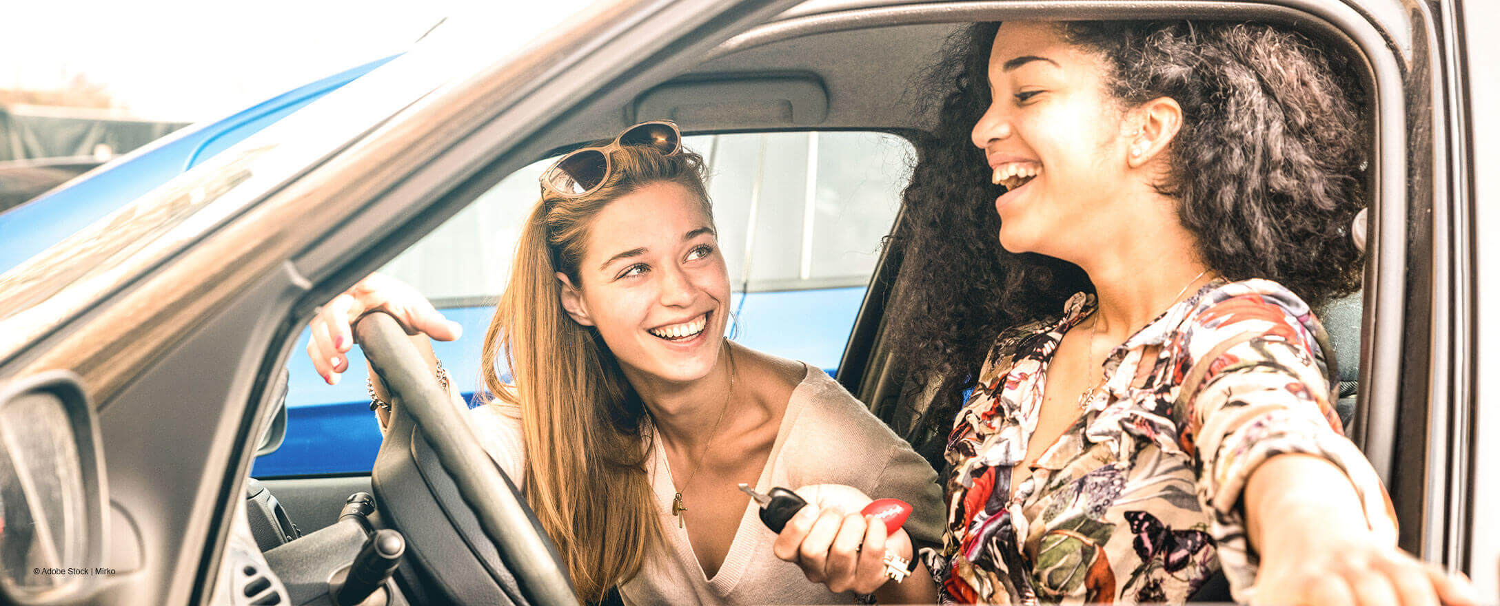 junge frauen lachend in auto