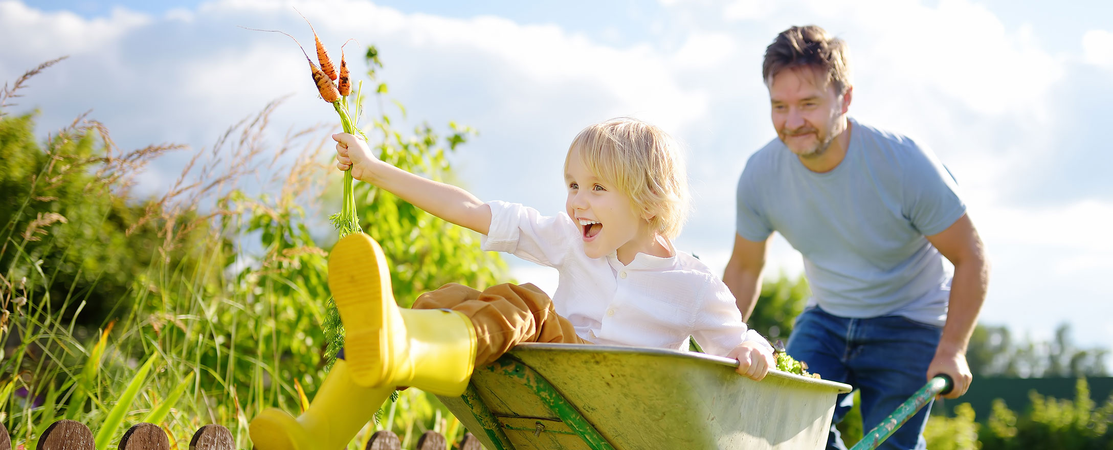 Papa und Kind im Garten