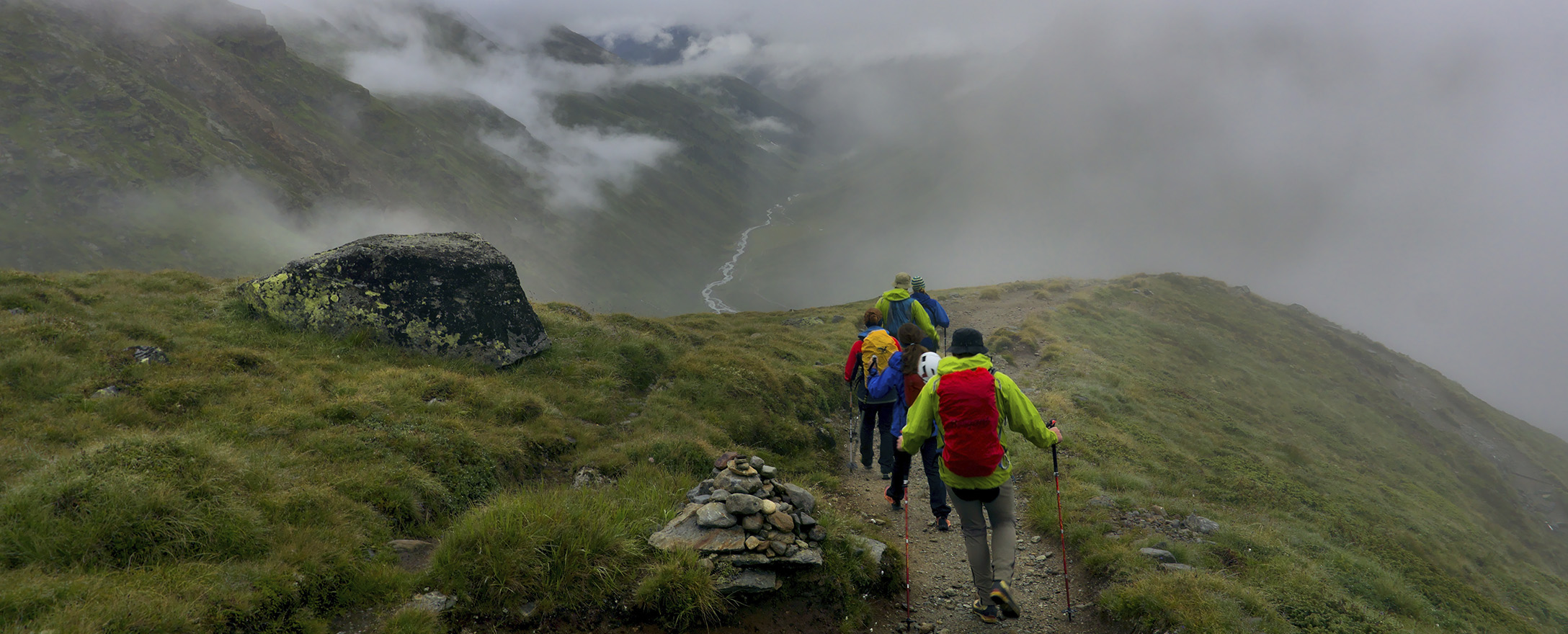 Gruppe beim Wandern - Nebel zieht auf