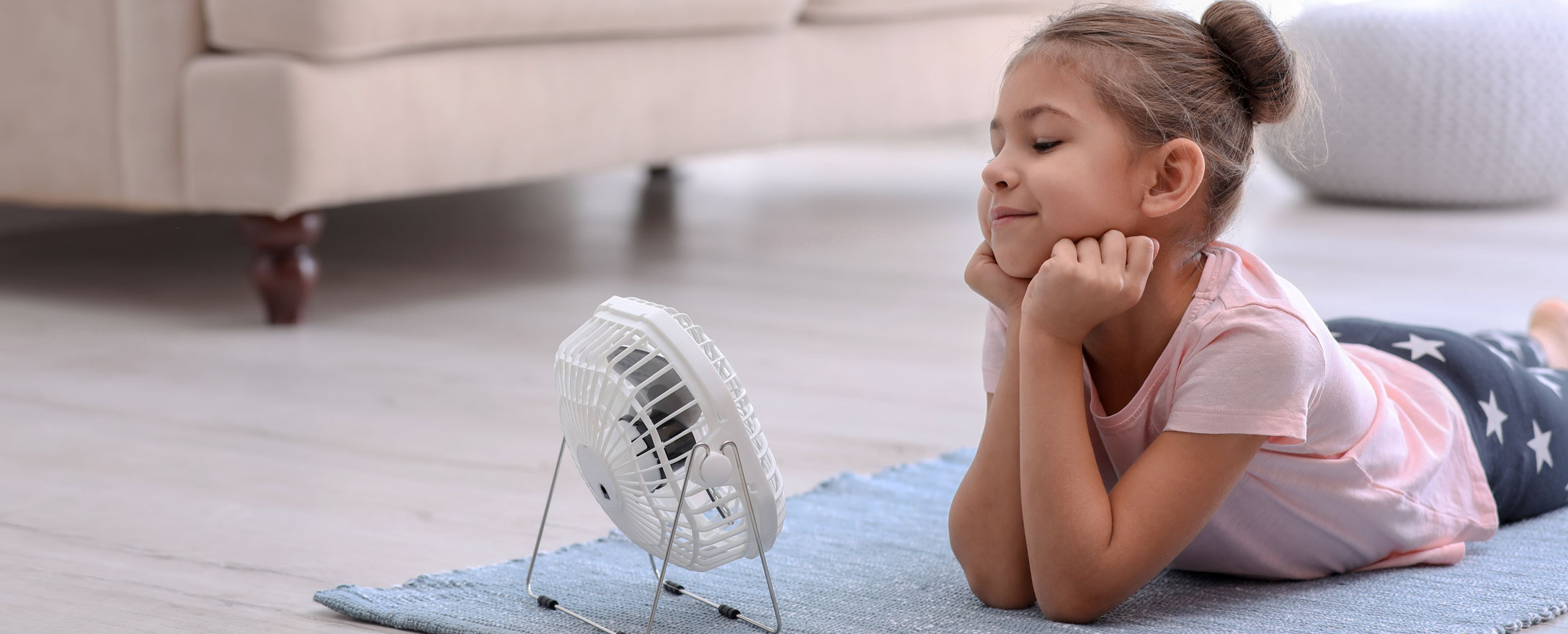 Mädchen in Wohnung mit Ventilator