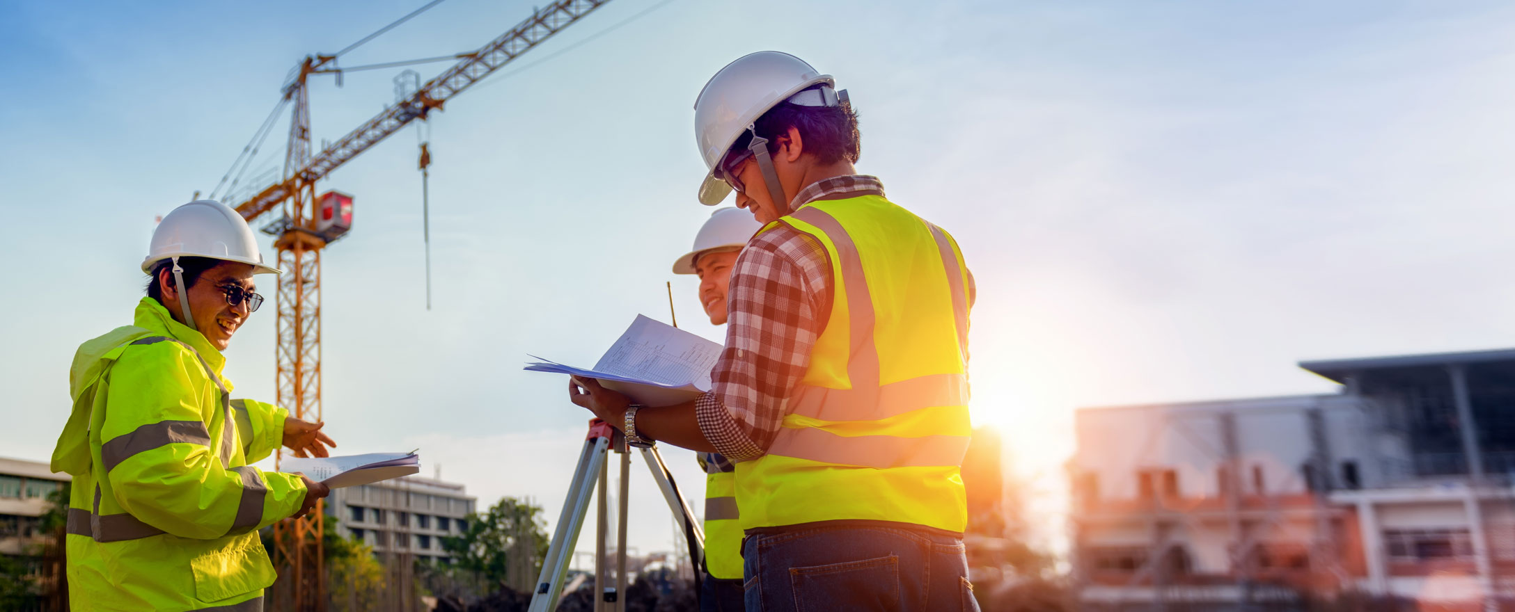 Architekten mit Plan auf Baustelle