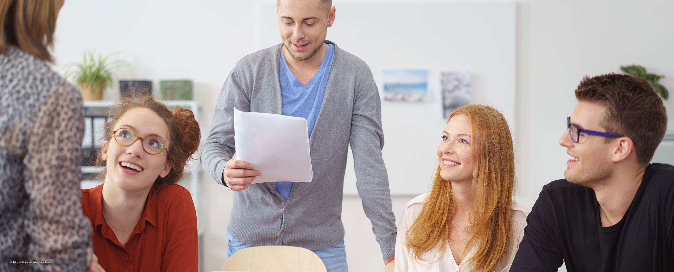 Junge Leute arbeiten an Plänen